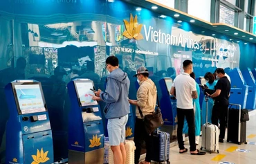 Hành khách tự làm thủ tục check in tại sân bay.
