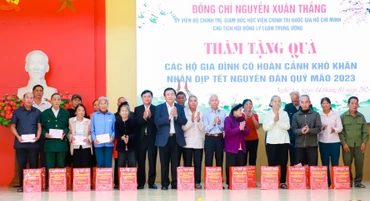 Đồng chí Nguyễn Xuân Thắng tặng quà Tết cho các gia đình chính sách, người có công huyện Anh Sơn.