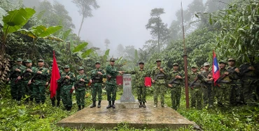 Đội trưởng hai đội trao biên bản ghi nhớ.