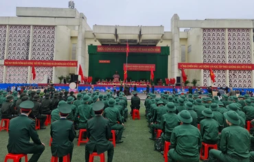 Thanh niên thành phố Vinh lên đường nhập ngũ.