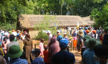 Rất đông du khách đến thăm quê Bác trong dịp nghỉ lễ 30/4-1/5.