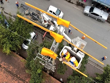 Điện lực Nghệ An thực hiện sửa chữa lưới điện bằng công nghệ Hotline, không gây gián đoạn quá trình sản xuất và sinh hoạt.