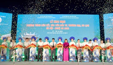 Cắt băng khai mạc chương trình.
