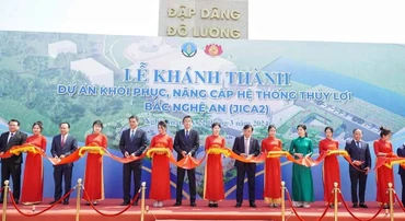 Lãnh đạo Bộ Nông nghiệp và Phát triển nông thôn cùng các đại biểu cắt băng khánh thành dự án.