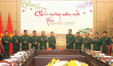 Bộ Tư lệnh Quân khu 4 chúc Tết Bộ Chỉ huy Quân sự tỉnh Nghệ An.