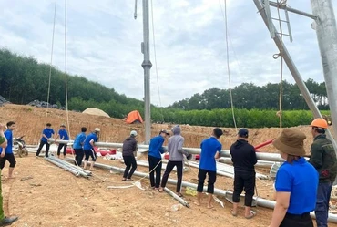 Tuổi trẻ Nghệ An ra quân góp sức cùng đơn vị thi công đẩy nhanh tiến độ thi công Dự án đường dây 500 kV mạch 3 đoạn qua Nghệ An.