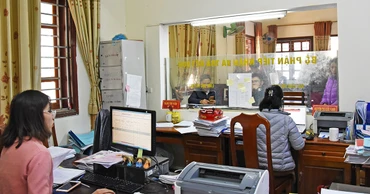 Phục vụ nhân dân chu đáo tại Trung tâm một cửa huyện Anh Sơn.