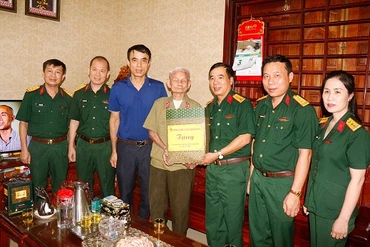 Đoàn công tác thăm, tặng quà cựu chiến binh trực tiếp tham gia Chiến dịch Điện Biên Phủ Nguyễn Cảnh Thìn ở khối 22, phường Hưng Bình, thành phố Vinh (Nghệ An). (Ảnh: TRỌNG KIÊN)