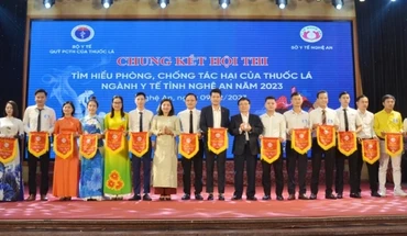 Tặng Cờ lưu niệm cho 16 đội về tham dự vòng chung kết hội thi. (Ảnh: Thành Chung)