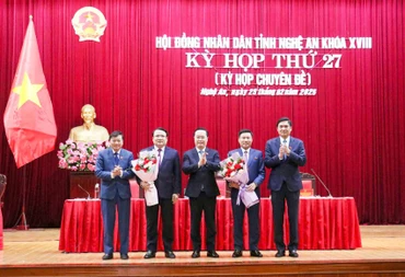 Thường trực Tỉnh ủy tặng hoa chúc mừng hai đồng chí tân Phó Chủ tịch Ủy ban nhân dân tỉnh.