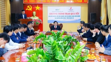Đồng chí Phan Đình Trạc, Trưởng Ban Nội chính Trung ương dự Chương trình trao quà Tết cho người nghèo huyện Diễn Châu.