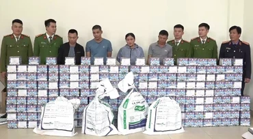 Các đối tượng và tang vật vụ án. (Ảnh do Công an Nghệ An cung cấp)