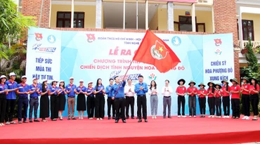 Nghi thức trao cờ Quyết thắng, ra quân Chương trình "Tiếp sức mùa thi" và Chiến dịch "Hoa phượng đỏ" năm 2024. Ảnh: Thanh Quỳnh.