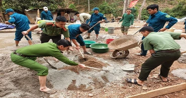 Lực lượng công an huyện và dân quân tự vệ ở Tương Dương hỗ trợ những hộ nghèo, neo đơn làm nhà ở.