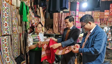 Du khách đến thăm quan và mua sắm các sản phẩm thổ cẩm ở bản Hoa Tiến. (Ảnh: Đình Phượng)