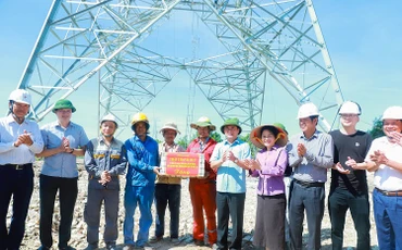 Đồng chí Bí thư Tỉnh ủy Nghệ An cùng đoàn công tác tặng quà động viên cán bộ, công nhân đang thi công.