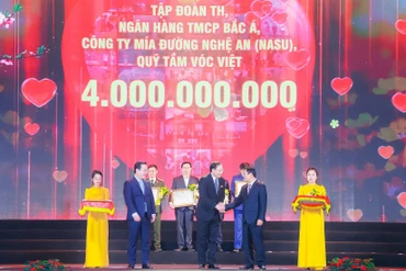 Lãnh đạo tỉnh nghệ An trao bằng khen và hoa cảm ơn doanh nghiệp đã ủng hộ chương trình.