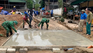 Đồn Biên phòng Keng Đu giúp nhân dân bản Huồi Phuôn 2 (Keng Đu) làm đường giao thông nội bản. (Ảnh Lê Thạch)
