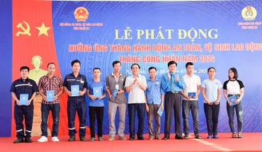 Tặng quà, động viên các lao động bị thương tật do tai nạn lao động nhân tháng công nhân năm 2024.