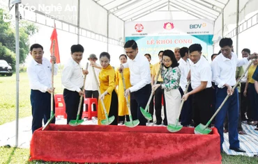 Các đại biểu khởi công xây dựng nhà văn hóa cộng đồng tránh lũ tại địa bàn ngoài đê huyện Hưng Nguyên.