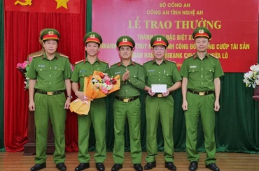 Khen thưởng các đơn vị công an truy bắt đối tượng cướp ngân hàng. 