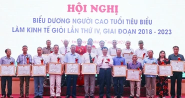 Tặng Bằng khen cho các cá nhân xuất sắc trong phong trào phát triển kinh tế. (Ảnh: Thanh Phúc)