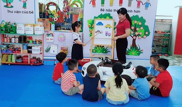 Một giờ dạy của giáo viên mầm non ở Nghệ An. (Ảnh THÀNH CHÂU)