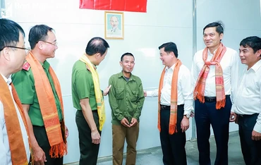 Niềm vui của người dân khi được nhận ngôi nhà mới.