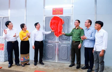 Khánh thành, bàn giao nhà cho anh Cụt Văn Ân - hộ nghèo của bản Lưu Tiến.