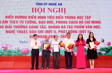 Trao giải Nhất cho các tác giả, nhóm tác giả.