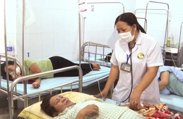 Người dân bị ngộ độc thực phẩm nhập viện điều trị tại Trung tâm Y tế huyện Buôn Đôn sau khi ăn tiệc cưới nhà ông H.H vào ngày 4/5.