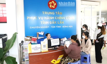 Người dân đến giải quyết thủ tục hành chính tại Trung tâm phục vụ hành chính công tỉnh Đắk Lắk.