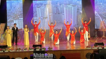 Chương trình giao lưu văn hóa-văn nghệ diễn ra với nhiều tiết mục hát múa và diễn tấu nhạc cụ đặc sắc của các dân tộc Tây Nguyên và của Nhật Bản.