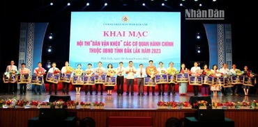 Ban tổ chức Hội thi tặng Cờ lưu niệm cho các đội dự thi.
