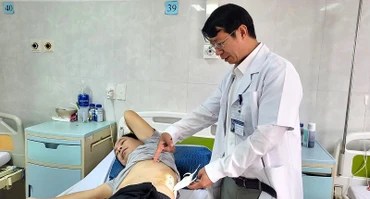 Bác sĩ Nguyễn Ngọc Hoàng thăm khám bệnh nhân N.V.Đ. sau ca phẫu thuật lấy sỏi san hô trên nền thận dị tật móng ngựa.