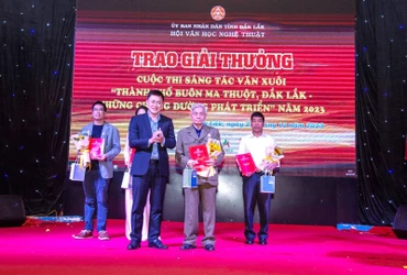 Ban Tổ chức trao giải Nhất cho nhà văn Trúc Hoài, tỉnh Đắk Lắk với tác phẩm tùy bút “Buôn Ma Thuột và tôi”.