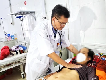 Một bệnh nhân mắc bệnh liên cầu lợn điều trị tại Khoa Truyền nhiễm, Bệnh viện đa khoa vùng Tây Nguyên. (Ảnh: Quang Nhật)