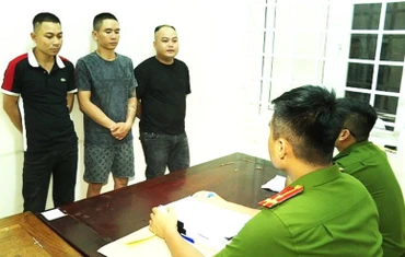 Ba đối tượng Hoàng, Khánh và Thành tại cơ quan công an.