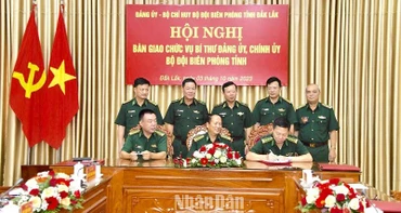 Ký biên bản bàn giao chức vụ Bí thư Đảng ủy, Chính ủy Bộ đội Biên phòng tỉnh Đắk Lắk