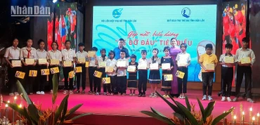 Lãnh đạo Hội Liên hiệp Phụ nữ tỉnh Đắk Lắk và Quỹ Bảo trợ trẻ em tỉnh Đắk Lắk tặng quà cho các cháu mồ côi.