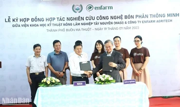 Lãnh đạo Viện Khoa học kỹ thuật Nông-Lâm nghiệp Tây Nguyên (WASI) và Công ty Enfarm Agritech ký kết hợp đồng hợp tác nghiên cứu công nghệ phân bón phân “thông minh” vào phục vụ sản xuất nông nghiệp. 