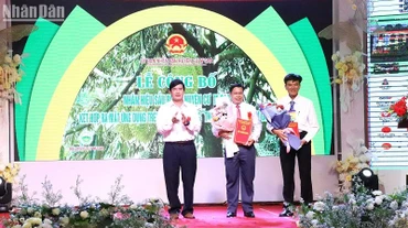 Phó Chủ tịch Ủy ban nhân dân tỉnh Đắk Lắk Nguyễn Thiên Văn trao chứng nhận nhãn hiệu "Sầu riêng Cư M'gar" cho lãnh đạo Ủy ban nhân dân huyện Cư M'gar.