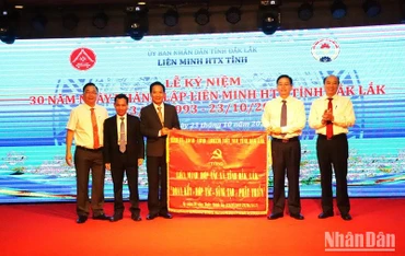 Lãnh đạo Tỉnh ủy và Ủy ban nhân dân tỉnh tặng bức trướng của Tỉnh ủy, Hội đồng nhân dân, Ủy ban nhân dân, Ủy ban Mặt Trận Tổ quốc tỉnh cho Liên minh Hợp tác xã tỉnh mang dòng chữ: Liên minh Hợp tác xã tỉnh Đắk Lắk "Đoàn kết-hợp tác-sáng tạo-phát triển".