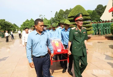 Lãnh đạo Quân khu 5 và Tỉnh ủy Đắk Lắk tiễn đưa các hài cốt liệt sĩ quân tình nguyện và chuyên gia của Việt Nam hy sinh trên địa bàn tỉnh Mondulkiri-Vương quốc Campuchia đến nơi an táng tại Nghĩa trang Liệt sĩ tỉnh Đắk Lắk.