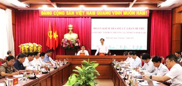 Đồng chí Lê Minh Khái, Bí thư Trung ương Đảng, Phó Thủ tướng Chính phủ, Trưởng đoàn kiểm tra phát biểu tại buổi làm việc. (Ảnh: Duy Tiến)