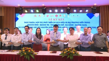 Lễ ký kết thỏa thuận hợp tác phát triển du lịch giữa các tỉnh Tây Nguyên với các tỉnh miền Trung giai đoạn 2022-2025.