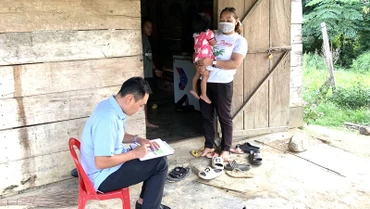 Cán bộ Trung tâm Kiểm soát bệnh tật tỉnh Đắk Lắk kiểm tra thông tin về bệnh viêm não Nhật Bản tại buôn Năng, xã Cư Prao, huyện M’Đrắk. (Ảnh: Mai Lê).