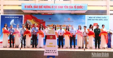 Các đại biểu cắt băng khai mạc triển lãm.