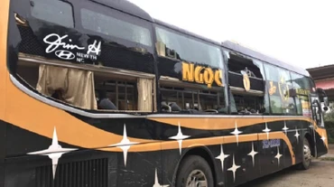 Chiếc xe khách bị bể nát hết kính.