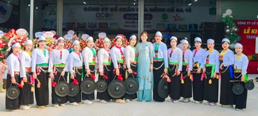 Vừa sản xuất, chị Hằng và các nhân viên người Mường vừa chú trọng giữ gìn bản sắc dân tộc mình.